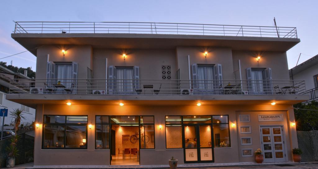 Leonidaion Guesthouse Ancient Olympia Eksteriør bilde The hotel at night